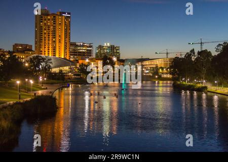 Centre-ville d'Adélaïde au lever du soleil, vue sur la rivière Torrens depuis la passerelle du parc. Adélaïde, Australie - novembre 2012 Banque D'Images