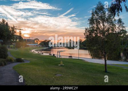 Le lac de Torrens River à Elder Park au coucher du soleil, Elder Park est l'un des espaces de loisirs publics les plus appréciés de la ville d'Adélaïde, en Australie méridionale. Banque D'Images