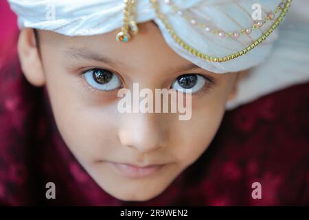 Katmandou, Népal. 29th juin 2023. Un garçon musulman népalais assiste aux prières lors des célébrations d'Eid al-Adha à la mosquée Kashmiri Takiya Jame à Katmandou. Les musulmans du monde entier célèbrent Eid al-Adha (la fête du sacrifice), la deuxième des deux fêtes islamiques célébrées dans le monde entier, marquant la fin du pèlerinage annuel ou du Hajj à la ville sainte saoudienne de la Mecque. Crédit : SOPA Images Limited/Alamy Live News Banque D'Images