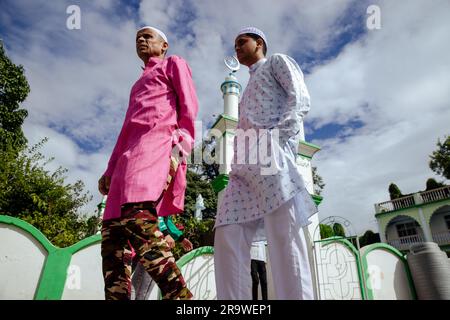 Katmandou, Népal. 29th juin 2023. Les musulmans népalais arrivent pour des prières pendant les célébrations d'Eid al-Adha à la mosquée Kashmiri Takiya Jame à Katmandou. Les musulmans du monde entier célèbrent Eid al-Adha (la fête du sacrifice), la deuxième des deux fêtes islamiques célébrées dans le monde entier, marquant la fin du pèlerinage annuel ou du Hajj à la ville sainte saoudienne de la Mecque. Crédit : SOPA Images Limited/Alamy Live News Banque D'Images