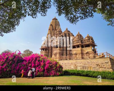 Temple de Kandariya Mahadeva, dédié à Shiva, Khajuraho, Madhya Pradesh, Inde. Khajuraho est un site classé au patrimoine mondial de l'UNESCO Banque D'Images