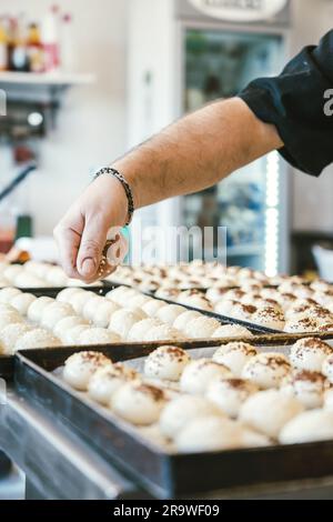 homme méconnu qui cuisine des petits pains. Cuisine italienne traditionnelle Banque D'Images