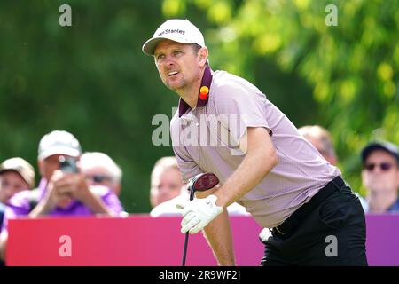 Justin Rose, d'Angleterre, observe après avoir coupé le 17th au cours de la première journée des Betfred British Masters au Beffroi, Sutton Coldfield. Date de la photo: Jeudi 29 juin 2023. Banque D'Images