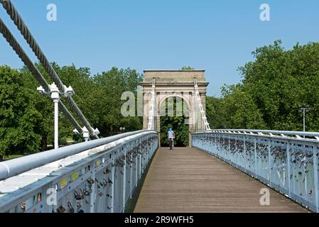 Passerelle de Wilford, enjambant la rivière Trent, Nottingham, Nottinghamshire, East Midlands, Angleterre Royaume-Uni Banque D'Images