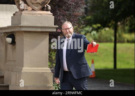 Doug Beattie, dirigeant de l'UUP, arrive au château de Stormont à Belfast, pour rencontrer le chef de la fonction publique d'Irlande du Nord, Jayne Brady. Date de la photo: Jeudi 29 juin 2023. Banque D'Images