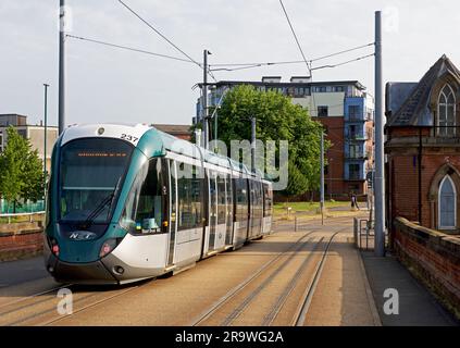 Tramway Nottingham Express, arrêt de village de Wilford, Nottingham, Nottinghamshire, Angleterre Royaume-Uni Banque D'Images