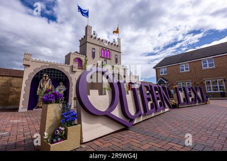 Bo'Ness, Royaume-Uni. 29 juin 2023 en photo : l’arche de la reine de la foire de Bo’Ness qui incorpore un thème Star Wars. Considéré comme le plus grand festival pour enfants d’Europe, le salon Bo’Ness réunit des enfants des écoles de la ville de Lothian Ouest. Une partie de la tradition est la création d’arches devant les maisons des personnages principaux, qui coûtent souvent des milliers de livres. Crédit : Rich Dyson/Alay Live News Banque D'Images