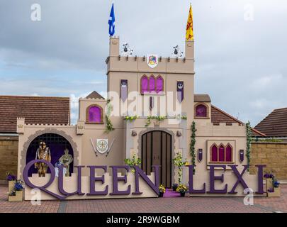 Bo'Ness, Royaume-Uni. 29 juin 2023 en photo : l’arche de la reine de la foire de Bo’Ness qui incorpore un thème Star Wars. Considéré comme le plus grand festival pour enfants d’Europe, le salon Bo’Ness réunit des enfants des écoles de la ville de Lothian Ouest. Une partie de la tradition est la création d’arches devant les maisons des personnages principaux, qui coûtent souvent des milliers de livres. Crédit : Rich Dyson/Alay Live News Banque D'Images