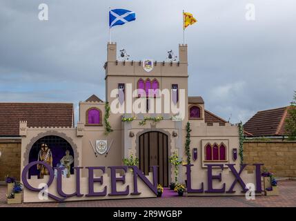 Bo'Ness, Royaume-Uni. 29 juin 2023 en photo : l’arche de la reine de la foire de Bo’Ness qui incorpore un thème Star Wars. Considéré comme le plus grand festival pour enfants d’Europe, le salon Bo’Ness réunit des enfants des écoles de la ville de Lothian Ouest. Une partie de la tradition est la création d’arches devant les maisons des personnages principaux, qui coûtent souvent des milliers de livres. Crédit : Rich Dyson/Alay Live News Banque D'Images