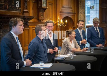 GRONINGEN - Gouke Moes de BBB (deuxième de lnks) lors de la présentation de l'accord-cadre et de la division de portefeuille associée de l'exécutif provincial de Groningen dans la maison provinciale. ANP JILMER POSTMA pays-bas sortie - belgique sortie Banque D'Images