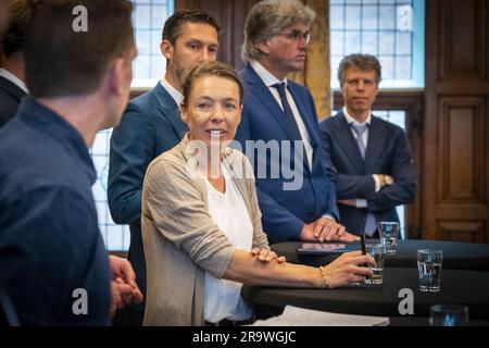 GRONINGEN - Susan Haut de la page lors de la présentation de l'accord-cadre et de la division de portefeuille associée de l'exécutif provincial de Groningen dans la maison provinciale. ANP JILMER POSTMA pays-bas sortie - belgique sortie Banque D'Images