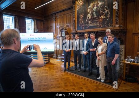 GRONINGEN - Présentation de l'accord-cadre et de la répartition du portefeuille associé de l'exécutif provincial de Groningen dans la maison provinciale. ANP JILMER POSTMA pays-bas sortie - belgique sortie Banque D'Images