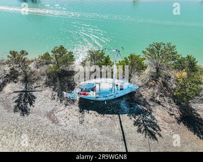 Vue aérienne d'un bateau naufragé près des eaux turquoise de Murrells Inlet, Caroline du Sud Banque D'Images