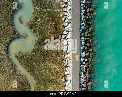 Une vue aérienne de Murrells Inlet, Caroline du Sud, avec ses superbes eaux turquoises Banque D'Images