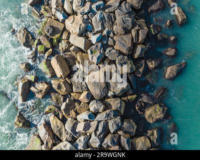 Gros plan sur de grandes roches entourées d'eaux turquoise de Murrells Inlet, en Caroline du Sud Banque D'Images
