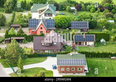 Vue aérienne des panneaux solaires sur le toit de maisons en terrasse dans la campagne. Centrale solaire. Panneaux solaires bleus. Autre source d'électricité Banque D'Images