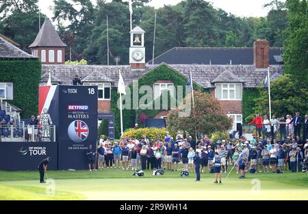 Jorge Campillo en Espagne, Callum Shinkwin en Angleterre et Connor Syme en Écosse sur le green 18th pendant la première journée des maîtres britanniques de Betfred au Belfry, Sutton Coldfield. Date de la photo: Jeudi 29 juin 2023. Banque D'Images