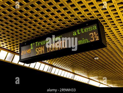 La signalisation lumineuse du métro numérique informe sur l'approche du prochain train, ligne jaune du métro de Milan, centre-ville de Milan, Italie Banque D'Images