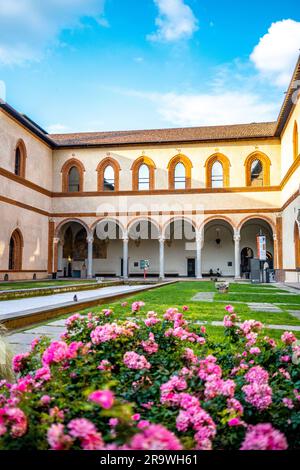 Loggia ou cour de l'éléphant le Castello Sforzesco ('Château de Sforza'), fortification médiévale dans le centre-ville de Milan, Italie Banque D'Images