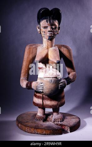 Beaux-arts, sculpture, femme avec bol sacrificiel, Yoruba, bois, Collection Stoll, Munich, LES DROITS D'AUTEUR DE L'ARTISTE NE DOIVENT PAS ÊTRE EFFACÉS Banque D'Images