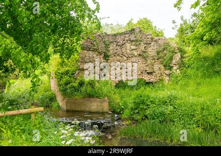 Rockworks Folly à côté du ruisseau Byde Brook affluent de la rivière Avon, Lacock, Wiltshire, Angleterre, Royaume-Uni Banque D'Images