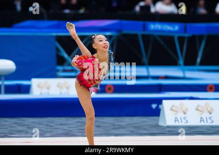Riana Narushima, gymnaste rythmique internationale senior australienne du Queensland, se produit avec une balle lors des championnats de gymnastique australiens de 2023. Jour 1 du Championnat australien de gymnastique 2023, Gold Coast, Australie. Session internationale senior de gymnastique rythmique de la compétition. Banque D'Images