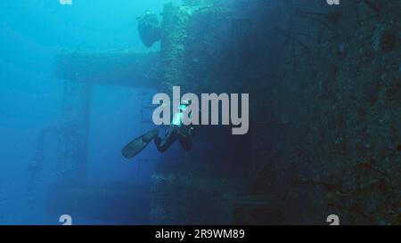 Plongée plongeur nager le long de la terrasse du ferry Salem Express naufrage, vue arrière, Mer Rouge, Safaga, Egypte Banque D'Images