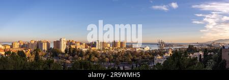 Une vue panoramique sur le quartier de la Malagueta au coucher du soleil avec le quartier Muelle Uno à Malaga, Espagne Banque D'Images