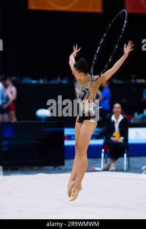 Gymnaste rythmique australienne senior internationale de Nouvelle-Galles du Sud, Karolina Grinko, qui fait un bonbon à travers ses épaules lors de ses championnats de gymnastique australienne 2023. Jour 1 du Championnat australien de gymnastique 2023, Gold Coast, Australie. Session internationale senior de gymnastique rythmique de la compétition. (Photo par Alexander Bogatirev / SOPA Images/Sipa USA) Banque D'Images