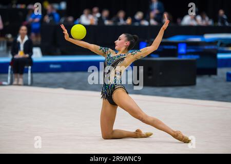 Alexandra Kiroi-Bogatireva, championne australienne de gymnastique rythmique internationale, a vu faire rouler une balle le long de son bras pendant les championnats de gymnastique australiens de 2023. Jour 1 du Championnat australien de gymnastique 2023, Gold Coast, Australie. Session internationale senior de gymnastique rythmique de la compétition. (Photo par Alexander Bogatirev / SOPA Images/Sipa USA) Banque D'Images