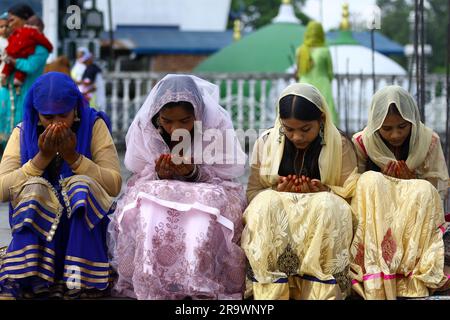 Katmandou, ne, Népal. 29th juin 2023. Les femmes prient pour marquer Eid al-Adha dans une mosquée à Katmandou, au Népal, sur 29 juin 2023. (Credit image: © Aryan Dhimal/ZUMA Press Wire) USAGE ÉDITORIAL SEULEMENT! Non destiné À un usage commercial ! Banque D'Images