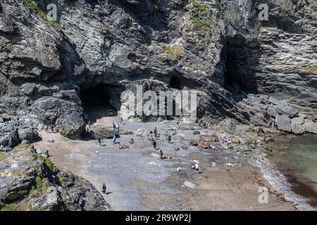 Vue sur Tintagel Haven, en dessous du château de Tintagel avec la légendaire grotte de Merlins, qui peut être visité à marée basse, Cornouailles du Nord, Angleterre, Great Banque D'Images