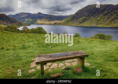 Asseyez-vous à Crummock Water The Lake District Cumbria Royaume-Uni Banque D'Images