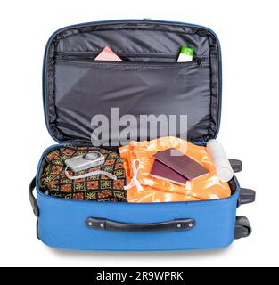 Valise bleu ouvert, prêt pour un voyage de vacances, avec l'appareil photo numérique et de passeports, isolé sur fond blanc Banque D'Images