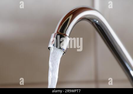 Image horizontale d'un robinet avec de l'eau fluide Banque D'Images