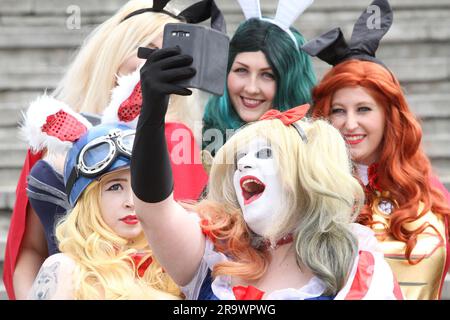 Les amateurs, certains en costume, assister à l'ouverture de cette année, le Comic Con congrès tenu au Centre Excel de Londres 27.05.2016 Banque D'Images