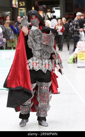 Les amateurs, certains en costume, assister à l'ouverture de cette année, le Comic Con congrès tenu au Centre Excel de Londres 27.05.2016 Banque D'Images