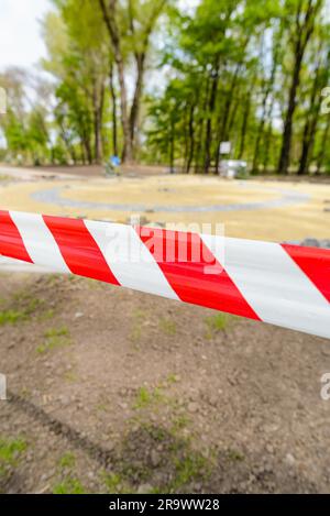 Ruban rayé rouge et blanc, la définition de la frontière d'une zone dangereuse pour les travaux de construction en cours Banque D'Images