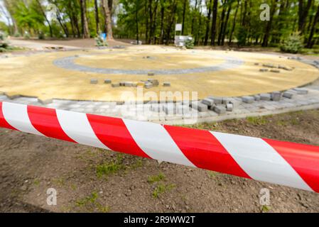 Ruban rayé rouge et blanc, la définition de la frontière d'une zone dangereuse pour les travaux de construction en cours Banque D'Images