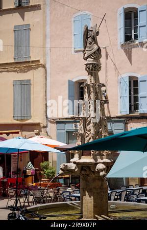 Place Saint-Michel avec sa fontaine Renaissance Forcalquier Provence-Alpes-Côtes d'Azur France Banque D'Images