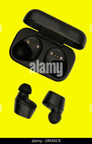 Écouteurs stéréo sans fil. Écouteurs sans fil noirs et étui de chargement. Écouteurs ou écouteurs et étui de chargement avec batterie rechargeable intégrée pour le Banque D'Images