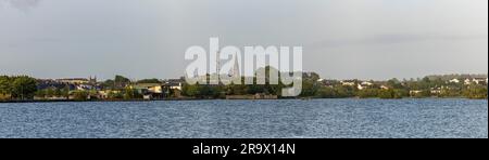 Panorama avec église de village, lac Lough Rea, Loughrea, Galway, Irlande Banque D'Images