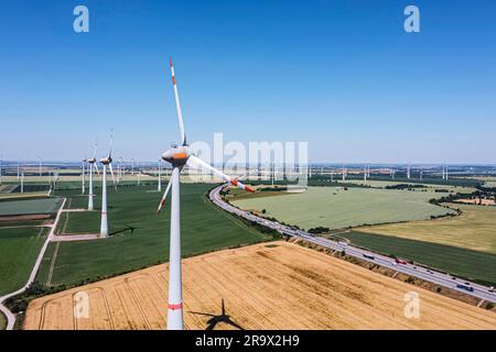 Parc d'éoliennes, photo de drone, Stoessen-Teuchern, Saxe-Anhalt, Allemagne Banque D'Images