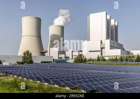 Centrale électrique au lignite Lippendorf avec tour de refroidissement, système photovoltaïque à l'avant, Neukieritzsch, Saxe, Allemagne Banque D'Images