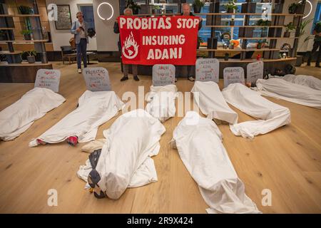 Londres, Angleterre, Royaume-Uni 29 juin 2023 Une coalition de manifestants comprenant Tipping point Group, Coal action Network, Stop Adani Group, South Asian Solidarity Network et extinction Rebellion, tiennent une mort dans les nouveaux bureaux de Probitas en opposition à leur participation avec Adani et la mine de charbon Carmichael en Australie. La police a assisté à la mort, mais aucune arrestation n'a été effectuée et les manifestants ont quitté pacifiquement à 9am ans. Banque D'Images