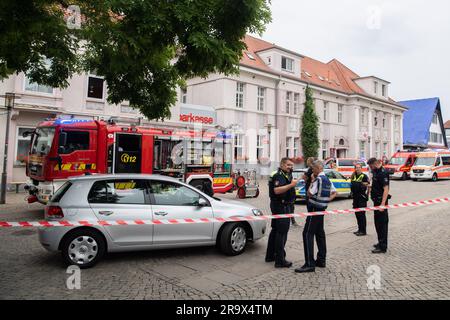 Achim, Allemagne. 29th juin 2023. La police et les pompiers sont garés dans le centre-ville. Plusieurs personnes ont été légèrement blessées lors d'une attaque au gaz irritante dans une succursale bancaire. Selon la police, un auteur inconnu a attaqué un client dans le bâtiment de la banque, la chasse à l'homme est en cours. Credit: Marco Rauch/dpa/Alay Live News Banque D'Images