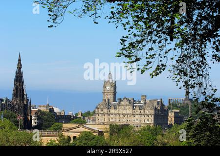 Scott Monument and Balmoral Hotel, Princes Street Gardens, Édimbourg, Lothian, Écosse, Monument Sir Walter Scott Banque D'Images