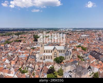 Vue aérienne de St. La cathédrale de Salvator, la cathédrale catholique romaine de Bruges, Belgique. St. Salvator (Sauveur) est la principale église de la ville de Brug Banque D'Images