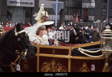 29 juillet 1981 le mariage royal du Prince Charles et de Lady Diana Spencer comme le couple nouvellement-mer passe par les foules d'attente dans une calèche tirée par des chevaux. Photo par les Archives Henshaw Banque D'Images