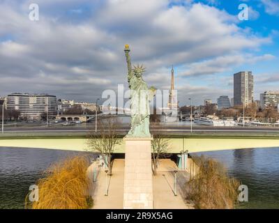 Vue aérienne par drone de la Statue de la liberté de Paris, France, avec la Tour Eiffel en arrière-plan Banque D'Images